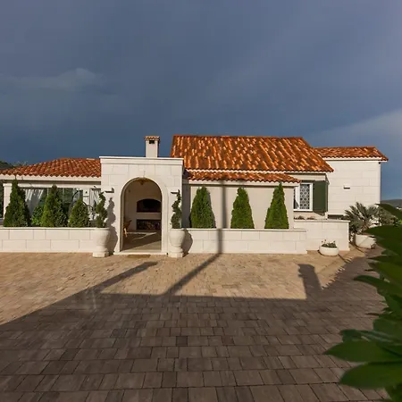 Vila Malo *